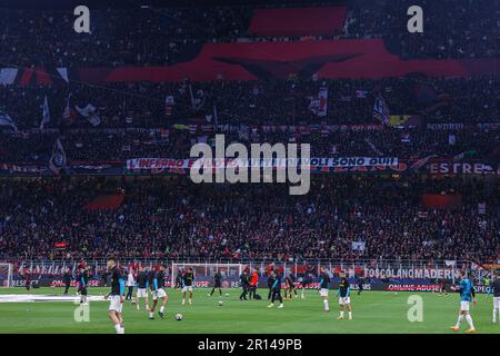 Milano, Italia. 10th maggio, 2023. AC Milan tifosi durante la UEFA Champions League 2022/23 Semifinale 1st partite di calcio tra AC Milan e FC Internazionale allo Stadio San Siro di Milano il 10 maggio 2023 Credit: Independent Photo Agency/Alamy Live News Foto Stock