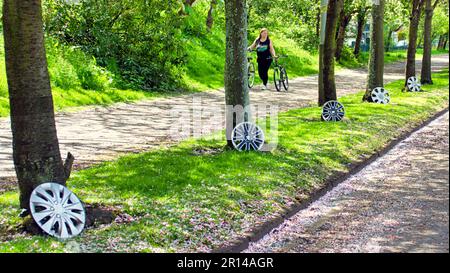 Glasgow, Scozia, Regno Unito 11th maggio 2023. Tempo nel Regno Unito: Soleggiato e caldo nel centro della città ha visto la gente del posto prendere per le strade per godersi la vita cittadina. La grande strada occidentale del A82 0n ha visto una collezione di copriletto persi allineati alla base degli alberi nel caso in cui i proprietari di passaggio li vogliono indietro. Credit Gerard Ferry/Alamy Live News Foto Stock