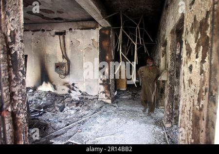 Karachi, Pakistan, 11 maggio 2023. Vista di radio Pakistan edificio dopo l'attacco da parte di violenti manifestanti di Tehreek-e-INSAF (PTI) durante la loro protesta contro l'arresto del capo PTI Imran Khan dai locali di Islamabad High Court, a Peshawar Giovedi, 11 maggio 2023. Almeno sette persone sono morte e centinaia sono rimaste ferite nelle violente proteste dei sostenitori pakistani Tehreek-e-INSAF in tutto il paese contro l'arresto del capo del partito Imran Khan. Foto Stock