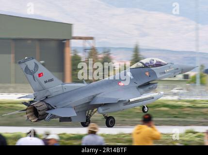 Turco f-16 falchi da combattimento attaccati a vari squadroni da battaglia che decollano Konya aquila Anatolia 2023 Turchia 05 10 2023 f-16C F-16D Foto Stock