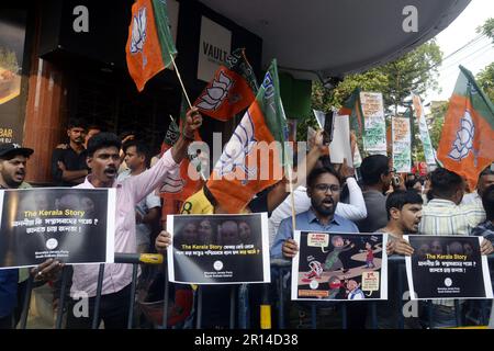 Kolkata, India. 11th maggio, 2023. Gli attivisti del Bharatiya Janata Party prendono parte alla dimostrazione la decissione del governo Bnegal occidentale di vietare ''il film Kerala Story il 11 maggio 2023 a Kolkata, India. (Credit Image: © Saikat Paul/eyepix via ZUMA Press Wire) SOLO PER USO EDITORIALE! Non per USO commerciale! Foto Stock