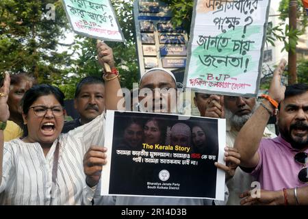 Kolkata, India. 11th maggio, 2023. Gli attivisti del Bharatiya Janata Party prendono parte alla dimostrazione la decissione del governo Bnegal occidentale di vietare ''il film Kerala Story il 11 maggio 2023 a Kolkata, India. (Credit Image: © Saikat Paul/eyepix via ZUMA Press Wire) SOLO PER USO EDITORIALE! Non per USO commerciale! Foto Stock