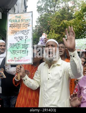 Kolkata, India. 11th maggio, 2023. Gli attivisti del Bharatiya Janata Party prendono parte alla dimostrazione la decissione del governo Bnegal occidentale di vietare ''il film Kerala Story il 11 maggio 2023 a Kolkata, India. (Credit Image: © Saikat Paul/eyepix via ZUMA Press Wire) SOLO PER USO EDITORIALE! Non per USO commerciale! Foto Stock