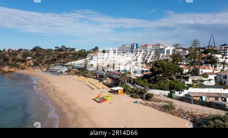 Foto aerea della bellissima città di Albufeira in Portogallo che mostra la spiaggia di sabbia dorata di Praia da Oura, con alberghi e appartamenti in città, scattata Foto Stock