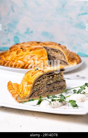 deliziosa torta fatta in casa con carne tritata e patate su un piatto bianco. Foto Stock