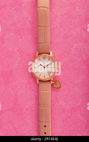 Orologio da polso da donna su sfondo rosa. Foto Stock