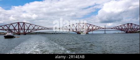 Il Forth Rail Bridge è stato costruito nel 19th° secolo per i viaggi ferroviari tra Lothians e Fife, Scozia, Regno Unito Foto Stock