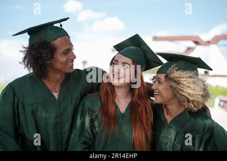 Tre studenti recentemente laureati celebrano la loro laurea. Concetto: Istruzione, studi, carriera universitaria Foto Stock