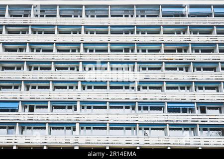 Grande edificio residenziale, finestre e balconi identici, blocco di appartamenti, grattacielo, full frame,, sfondo, primo piano Foto Stock
