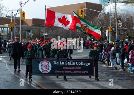 Toronto, ON, Canada – 20 novembre 2022: La gente partecipa alla parata di Babbo Natale di Toronto del 118th a Toronto, Canada, il 20 novembre 2022 Foto Stock