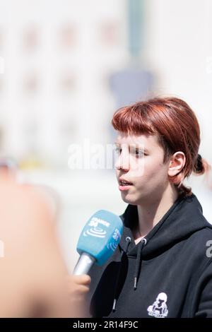 Unità in protesta: Gli studenti dell'Università della Sapienza di Roma condividono un momento di cameratismo nel loro accampamento durante una protesta contro l'aumento del noleggio. Foto Stock