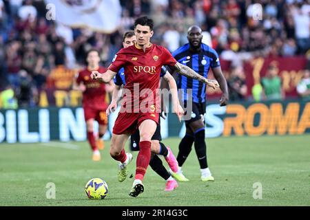 Roma, Italia. 06th maggio, 2023. Roger Ibanez di AS Roma durante la Serie Una partita tra AS Roma e FC Inter allo Stadio Olimpico il 6 maggio 2023 a Roma. (Foto di Gennaro Masi/Pacific Press) Credit: Pacific Press Media Production Corp./Alamy Live News Foto Stock