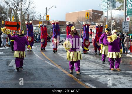 Toronto, ON, Canada – 20 novembre 2022: La gente partecipa alla parata di Babbo Natale di Toronto del 118th a Toronto, Canada, il 20 novembre 2022 Foto Stock