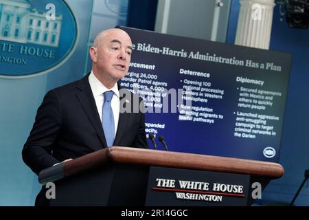 Washington, Stati Uniti. 11th maggio, 2023. Il Segretario alla sicurezza del Dipartimento della Patria, Alejandro Mayorkas, interviene durante un briefing alla Casa Bianca di Washington il 11 maggio 2023. Foto di Yuri Gripas/ABACAPRESS.COM Credit: Abaca Press/Alamy Live News Foto Stock