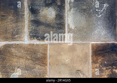 Frammento di un muro fatto di blocchi di pietra grezzi-sminuzzati per uso come sfondo astratto e texture. Foto Stock