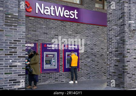 Londra, Regno Unito - 02 febbraio 2019: Le persone ritirano denaro da Natwest ATM. La National Westminster Bank è considerata una delle quattro grandi raduni Foto Stock