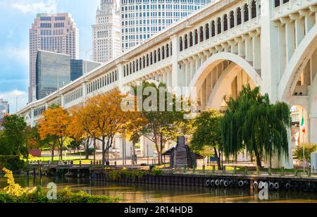 Il ponte Detroit-Superior si estende sull'Heritage Park nel centro di Cleveland, Ohio Foto Stock