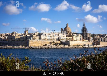 Valletta, Malta - 18 aprile 2023: Un panorama della città vecchia di Valletta, vista dal lungomare di Sliema. Foto Stock