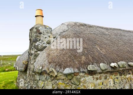 Kilmuir, Isola di Skye, Ebridi interne, Scozia - 19 giugno 2015: Dettaglio del tetto di paglia su un cottage nel Museo Skye di vita dell'isola. Foto Stock