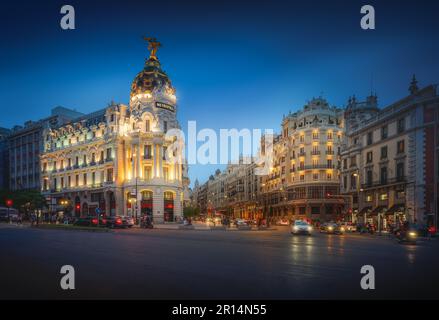 Calle de Alcala e Gran Via di notte con edificio Metropolis - Madrid, Spagna Foto Stock