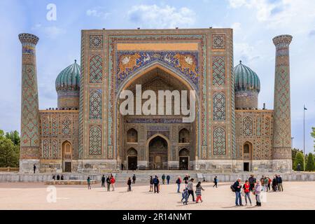 facciata frontale completa di sher dor madrasah registan piazza samarcanda Foto Stock