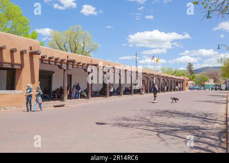 Santa Fe, New Mexico, Stati Uniti - 5 maggio 2023: Una vista del Palazzo dei Governatori edificio nel centro di Santa Fe, NM. Foto Stock