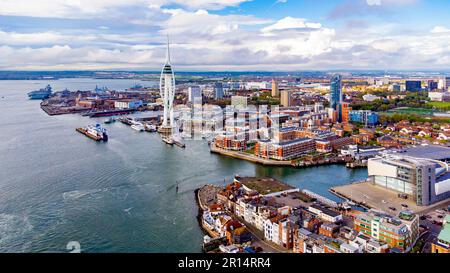 Vista aerea della Spinnaker Tower a forma di vela nel porto di Portsmouth, nel sud dell'Inghilterra, sulla costa del canale, il moderno centro commerciale Gunwharf Quays Foto Stock