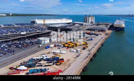 White Star Line attracca nel porto di Southampton sulla costa della Manica nel sud dell'Inghilterra, Regno Unito - Sili del terminale del grano vicino alle navi Ro-Ro un Foto Stock