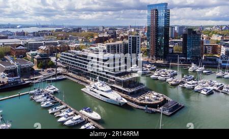 Ocean Village Marina è un quartiere risviluppato di Southampton sulla costa del canale nel sud dell'Inghilterra, Regno Unito. Ha una torre residenziale e un luxu Foto Stock