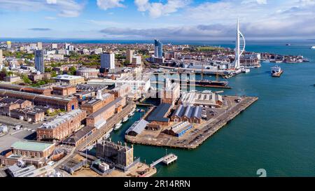 Vista aerea del Portsmouth Historic Dockyard e dell'antica nave da guerra HMS Warrior della Royal Navy, nonché della Spinnaker Tower sul coa del canale inglese Foto Stock