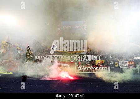 Roma, Italia. 11th maggio, 2023. I sostenitori di Roma mostrano una coreografia davanti alla UEFA Europa League, semifinali, 1st partite di calcio tra AS Roma e Bayer Leverkusen il 11 maggio 2023 allo Stadio Olimpico di Roma - Foto Federico Proietti/DPPI Credit: DPPI Media/Alamy Live News Foto Stock