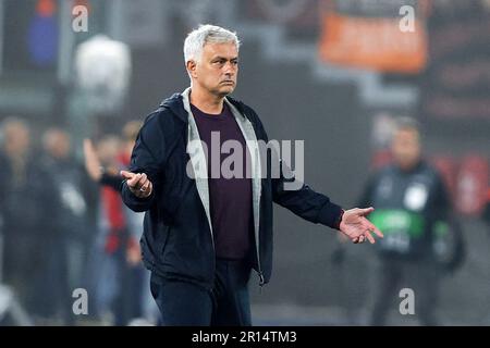 Roma, Italia. 11th maggio, 2023. Jose' Mourinho allenatore di Roma reagisce durante la UEFA Europa League, semifinali, 1st partite di calcio tra AS Roma e Bayer Leverkusen il 11 maggio 2023 allo Stadio Olimpico di Roma - Foto Federico Proietti/DPPI Credit: DPPI Media/Alamy Live News Foto Stock