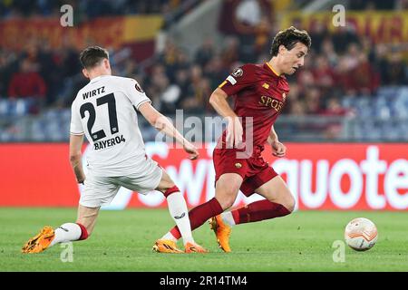 Roma, Italia. 11th maggio, 2023. Florian Wirtz di Bayer Leverkusen (L) vies per la palla con Edoardo Bove di Roma (R) durante la UEFA Europa League, semifinali, partita di calcio a 1st fasi tra ROMA e Bayer Leverkusen il 11 maggio 2023 allo Stadio Olimpico di Roma - Foto Federico Proietti/DPPI Credit: DPPI Media/Alamy Live News Foto Stock