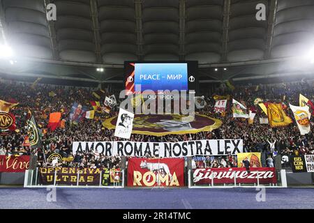 Roma, Italia. 11th maggio, 2023. I sostenitori di Roma mostrano una coreografia davanti alla UEFA Europa League, semifinali, 1st partite di calcio tra AS Roma e Bayer Leverkusen il 11 maggio 2023 allo Stadio Olimpico di Roma - Foto Federico Proietti/DPPI Credit: DPPI Media/Alamy Live News Foto Stock