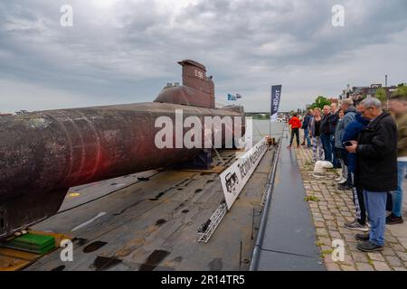 Nijmegen, Paesi Bassi. 11th maggio, 2023. NIJMEGEN, PAESI BASSI - MAGGIO 11: Un vecchio sottomarino tedesco temporaneamente attraccato a Nijmegen. Il sommergibile è lungo 48 metri ed era in uso tra il 1970 e il 2010. L'U-boat proviene da Kiel ed è via Nijmegen sulla strada per il Museo della tecnologia Speyer. Durante il suo soggiorno a Nijmegen ha attirato molti spettatori. A Waalkade il 11 maggio 2023 a Nijmegen, Paesi Bassi (Foto di John Beckmann/Orange Pictures) Credit: Orange Pics BV/Alamy Live News Foto Stock