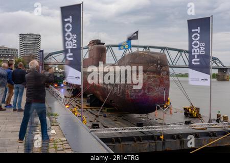 Nijmegen, Paesi Bassi. 11th maggio, 2023. NIJMEGEN, PAESI BASSI - MAGGIO 11: Un vecchio sottomarino tedesco temporaneamente attraccato a Nijmegen. Il sommergibile è lungo 48 metri ed era in uso tra il 1970 e il 2010. L'U-boat proviene da Kiel ed è via Nijmegen sulla strada per il Museo della tecnologia Speyer. Durante il suo soggiorno a Nijmegen ha attirato molti spettatori. A Waalkade il 11 maggio 2023 a Nijmegen, Paesi Bassi (Foto di John Beckmann/Orange Pictures) Credit: Orange Pics BV/Alamy Live News Foto Stock