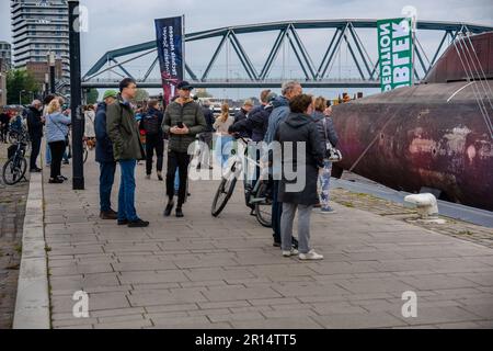 Nijmegen, Paesi Bassi. 11th maggio, 2023. NIJMEGEN, PAESI BASSI - MAGGIO 11: Un vecchio sottomarino tedesco temporaneamente attraccato a Nijmegen. Il sommergibile è lungo 48 metri ed era in uso tra il 1970 e il 2010. L'U-boat proviene da Kiel ed è via Nijmegen sulla strada per il Museo della tecnologia Speyer. Durante il suo soggiorno a Nijmegen ha attirato molti spettatori. A Waalkade il 11 maggio 2023 a Nijmegen, Paesi Bassi (Foto di John Beckmann/Orange Pictures) Credit: Orange Pics BV/Alamy Live News Foto Stock