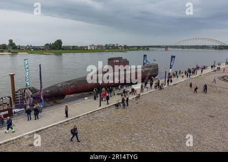 Nijmegen, Paesi Bassi. 11th maggio, 2023. NIJMEGEN, PAESI BASSI - MAGGIO 11: Un vecchio sottomarino tedesco temporaneamente attraccato a Nijmegen. Il sommergibile è lungo 48 metri ed era in uso tra il 1970 e il 2010. L'U-boat proviene da Kiel ed è via Nijmegen sulla strada per il Museo della tecnologia Speyer. Durante il suo soggiorno a Nijmegen ha attirato molti spettatori. A Waalkade il 11 maggio 2023 a Nijmegen, Paesi Bassi (Foto di John Beckmann/Orange Pictures) Credit: Orange Pics BV/Alamy Live News Foto Stock