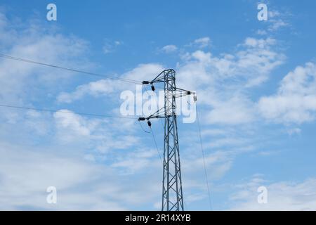 Alta energia elettrica piloni contro il cielo blu. Area open space. Foto Stock