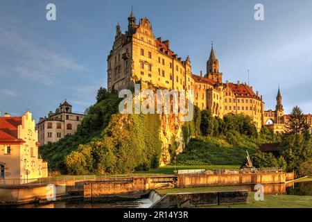 Luce d'oro sullo Schloss Sigmaringen (Castello), una storica roccaforte Hohenzollern lungo il Danubio nella regione dell'Albo Svevo di Baden-Württemberg. Foto Stock