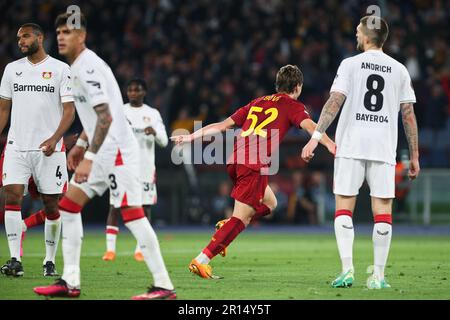 Roma, Italia. 11th maggio, 2023. Edoardo Bove di Roma festeggia dopo aver segnato 1-0 gol durante la UEFA Europa League, semifinali, 1st partite di calcio tra AS Roma e Bayer Leverkusen il 11 maggio 2023 allo Stadio Olimpico di Roma - Foto Federico Proietti/DPPI Credit: DPPI Media/Alamy Live News Foto Stock