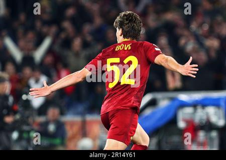 Roma, Italia. 11th maggio, 2023. Edoardo Bove di Roma festeggia dopo aver segnato 1-0 gol durante la UEFA Europa League, semifinali, 1st partite di calcio tra AS Roma e Bayer Leverkusen il 11 maggio 2023 allo Stadio Olimpico di Roma - Foto Federico Proietti/DPPI Credit: DPPI Media/Alamy Live News Foto Stock