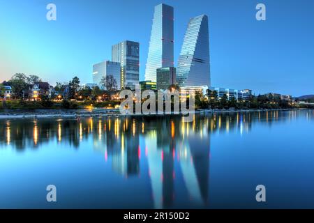 I due grattacieli comunemente chiamati Roche Towers sono stati costruiti rispettivamente nel 2015 e nel 2022 lungo il fiume Reno. Quello più alto, finito Foto Stock