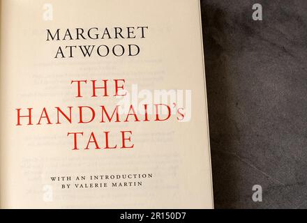 Pagina del titolo all'interno di una copia della racconto della serva di Margaret Atwood. Foto Stock