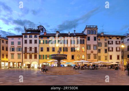 Belle case che si affacciano su Piazza San Giacomo (conosciuta anche come Piazza Giacomo Matteotti o mercato nuovo - nuovo mercato) a Udine, Italia di notte. Foto Stock