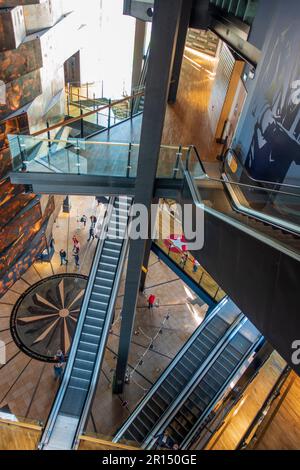 Scalinata all'ingresso del Titanic Belfast Exhibition and Visitor Centre nel Titanic Quarter, Belfast, Irlanda del Nord, Regno Unito Foto Stock