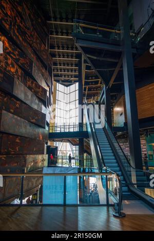 Scalinata all'ingresso del Titanic Belfast Exhibition and Visitor Centre nel Titanic Quarter, Belfast, Irlanda del Nord, Regno Unito Foto Stock
