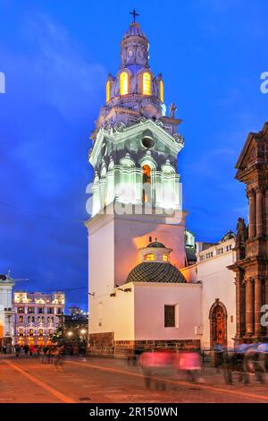 Scena notturna lungo via Garcia Moreno a Quito, Ecuador con la torre della Cattedrale di Quito che si affaccia sulla scena. Foto Stock