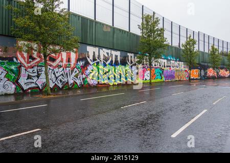 Muro di pace su Cupar Way a Belfast occidentale, Irlanda del Nord, Regno Unito Foto Stock