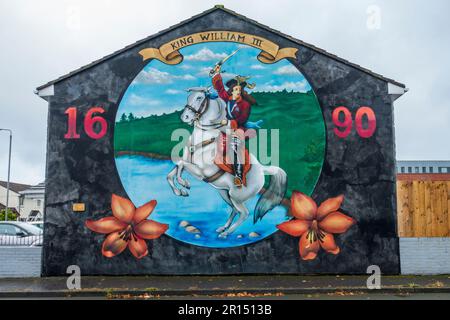 Murale murale lealista sul lato dell'edificio raffigurante Re Guglielmo III, sulla tenuta Shankill a West Belfast, Irlanda del Nord, Regno Unito Foto Stock